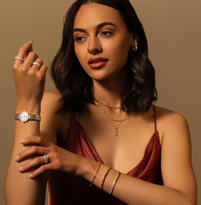 Model wearing yellow gold jewellery image