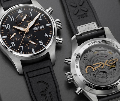 Dedicated to the fictional “APXGP” team from F1® THE MOVIE, the Pilot’s Watch Chronograph APXGP features a design in the team’s colors with black, gold and white elements. image